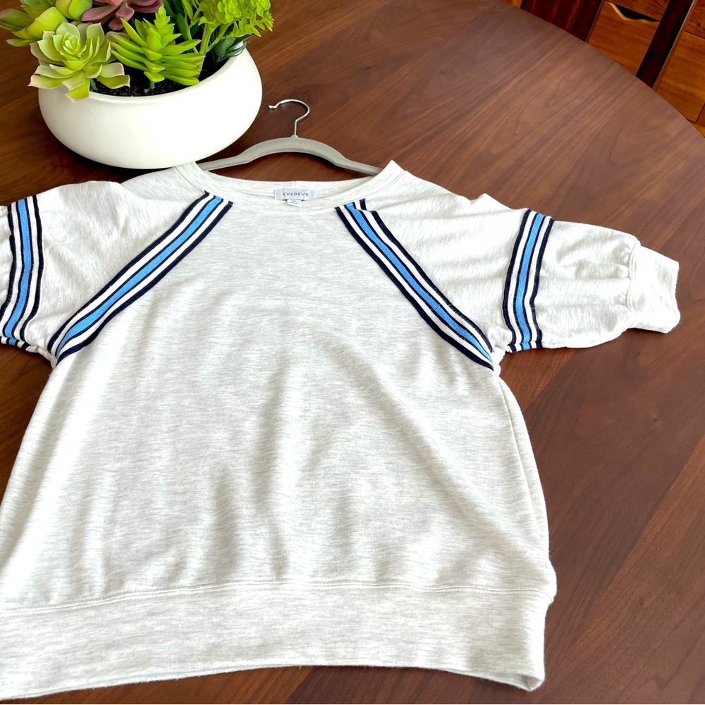 Evereve Gray Short Sleeve Tee with Blue Stripes